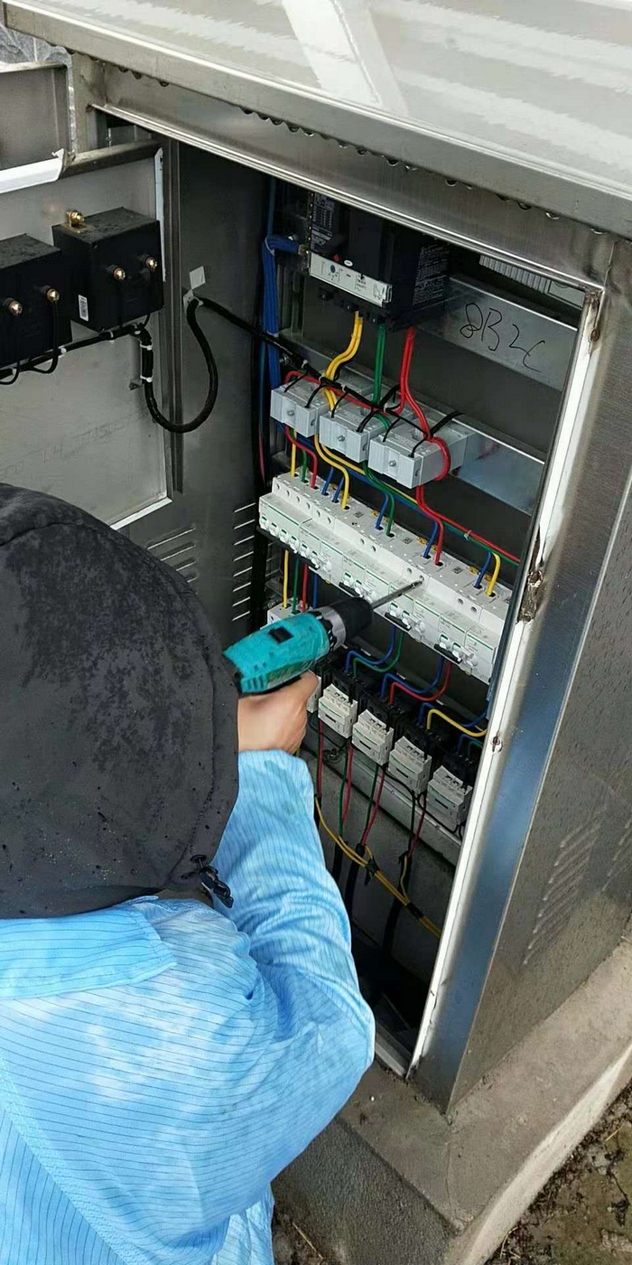 燦陽公司為蘇北某工業區100多棟樓宇亮化安裝集中控制器。(圖8)