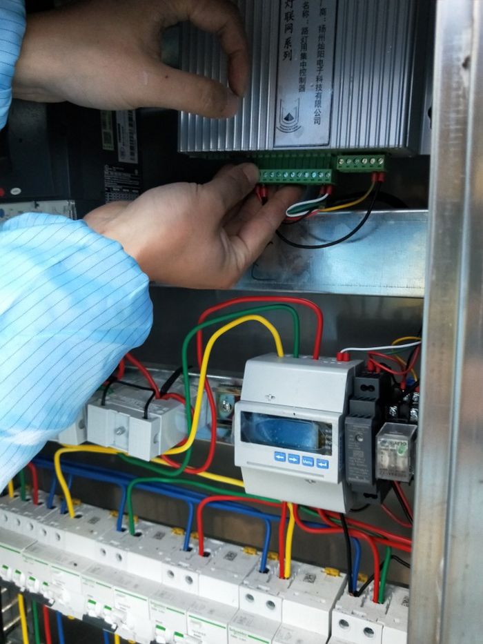 燦陽公司為蘇北某工業區100多棟樓宇亮化安裝集中控制器。(圖10)