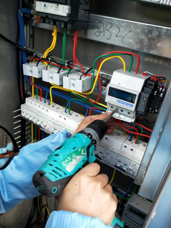 燦陽公司為蘇北某工業區100多棟樓宇亮化安裝集中控制器。(圖11)