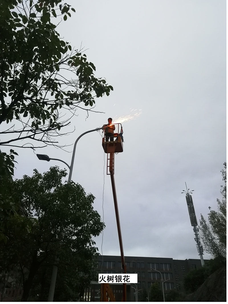 貴州某高校為本校區(qū)內(nèi)600多盞路燈更換LED燈頭及加裝太陽能LORA調(diào)光控制模塊，達(dá)到了節(jié)能和智能控制的目的。(圖7)