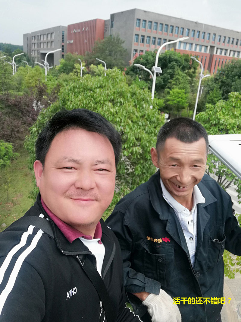 貴州某高校為本校區(qū)內(nèi)600多盞路燈更換LED燈頭及加裝太陽能LORA調(diào)光控制模塊，達(dá)到了節(jié)能和智能控制的目的。(圖10)